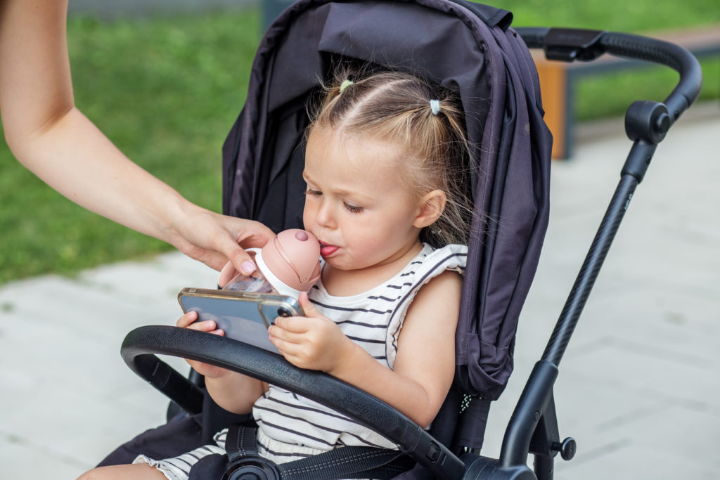 enfant avec un smartphone