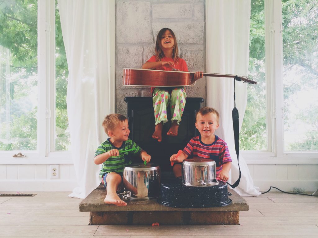 Un atelier de musique pendant une garde d'enfant à domicile