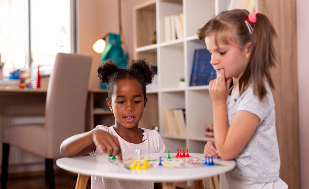 jeux de société pendant une garde d'enfant à domicile